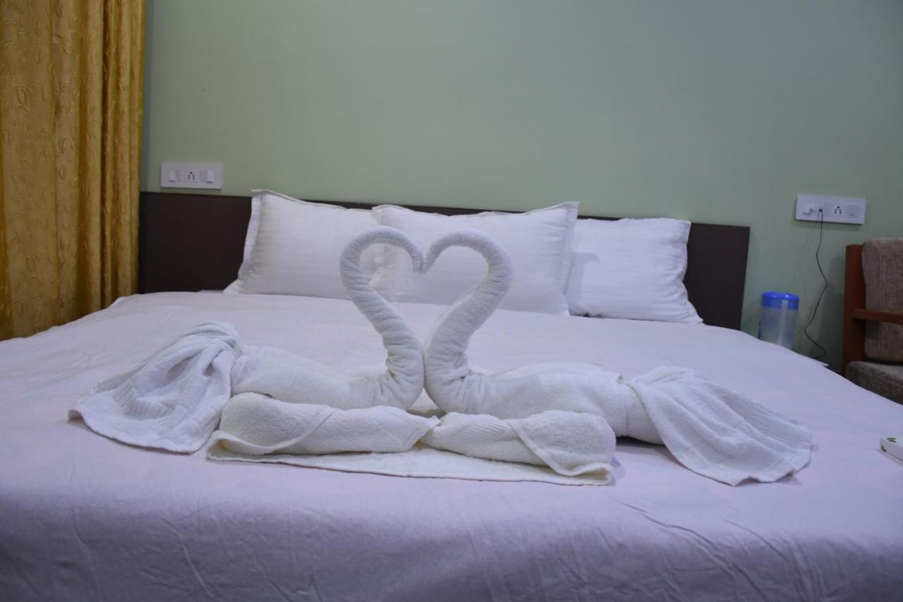 Hotel Aayes And Resort Shānti Niketan 객실 사진